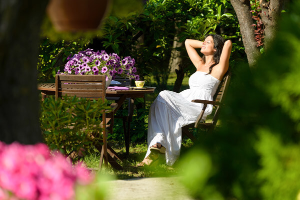 Frau entspannt im Garten